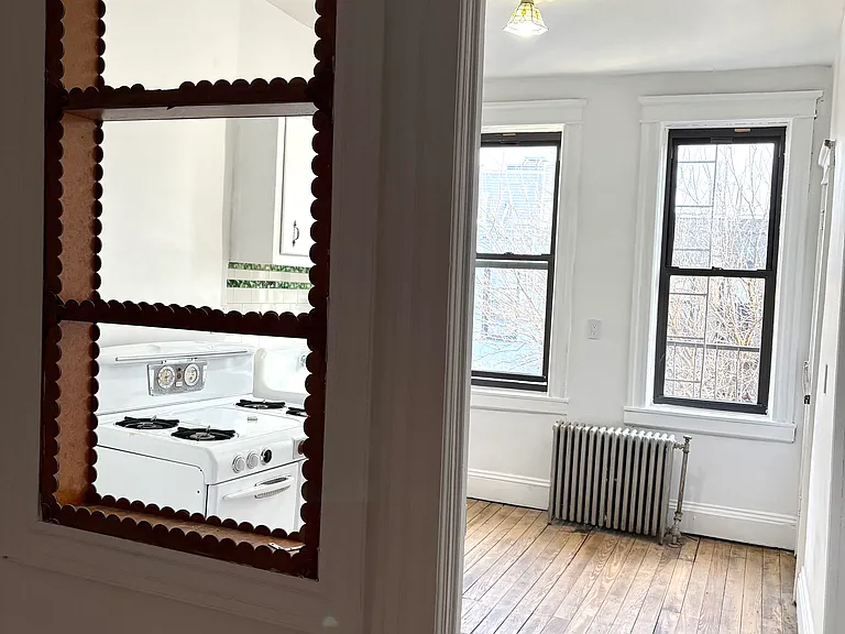 1692 Gates Ave #3L — Photo 3