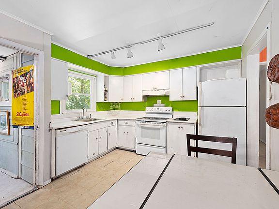2nd image of 9 Crandall St