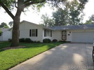 18 Crestwood Dr, Jacksonville, IL 62650