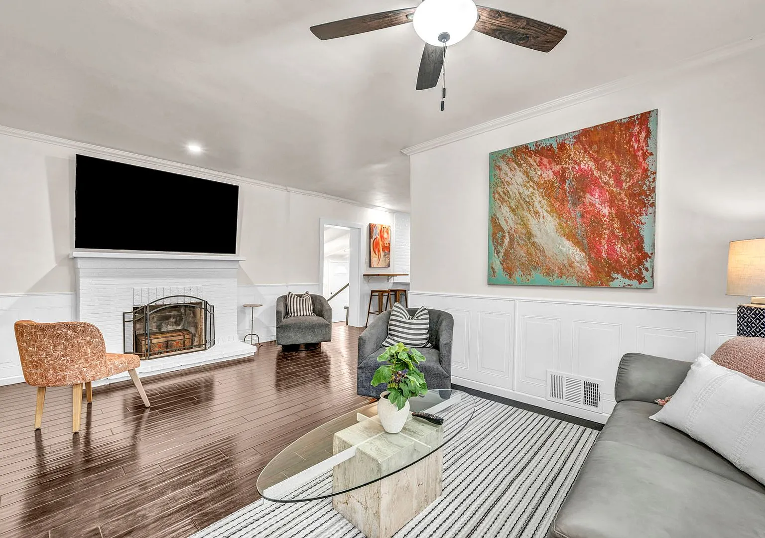 Rare Nixon Manor Rental Fully Furnished With Utilities Included — Photo 3