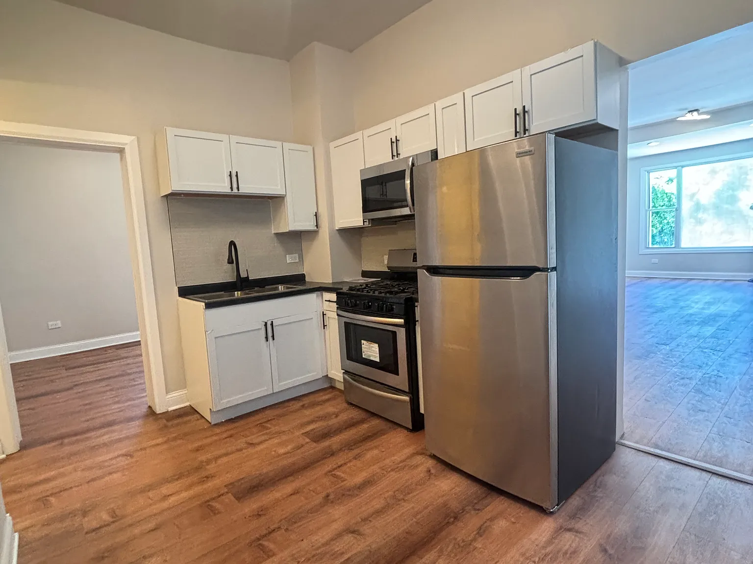 3 bed, 1.5 bath, 2016 sqft, $2,500 — Photo 3