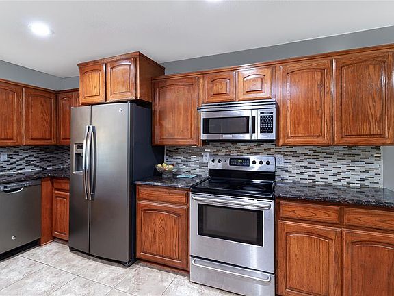 5th image of 16235 Red Wood Cir W