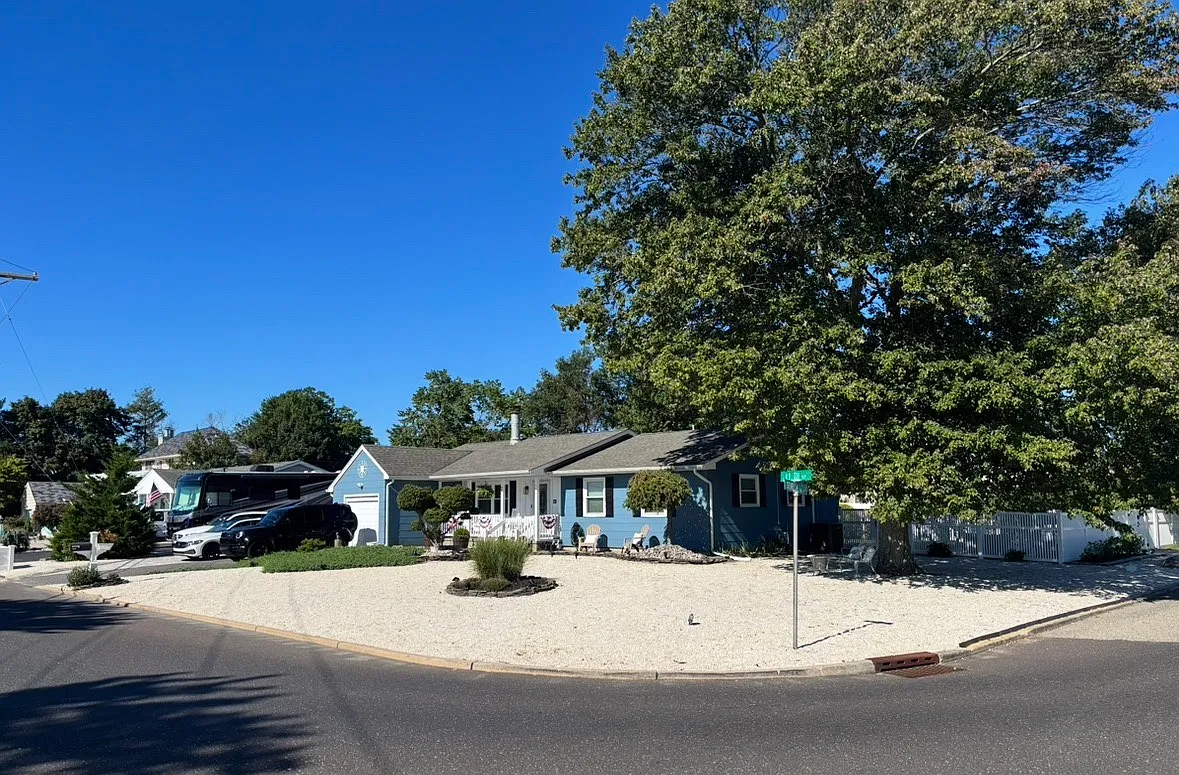 3 bed, 1372 sqft, $3,200 — Photo 2