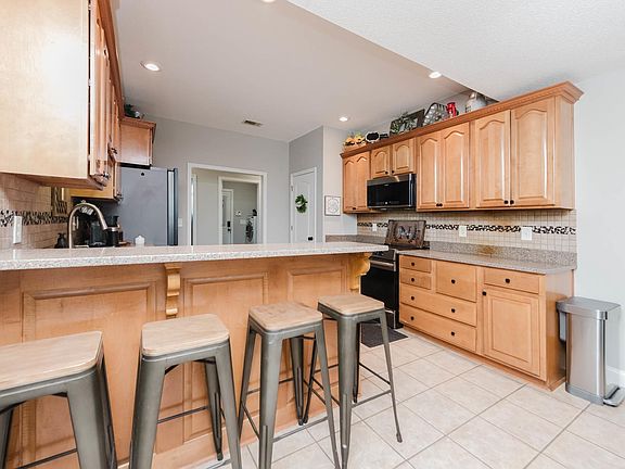 5th image of 610 Twelve Oaks Dr