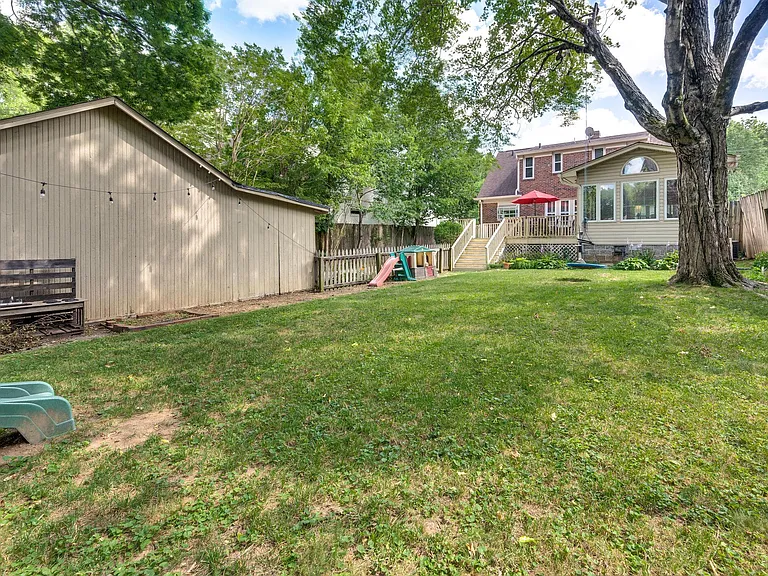 1114 Woodvale Dr — Photo 32