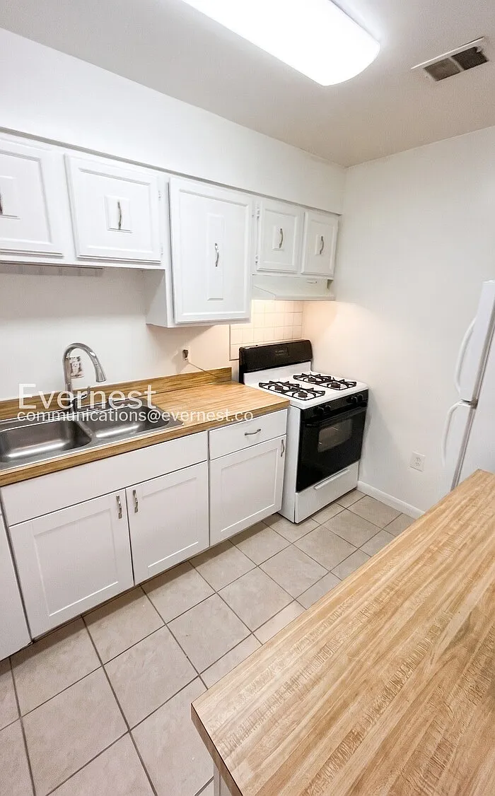 3 bed, 1.5 bath, 1260 sqft, $2,400 — Photo 3