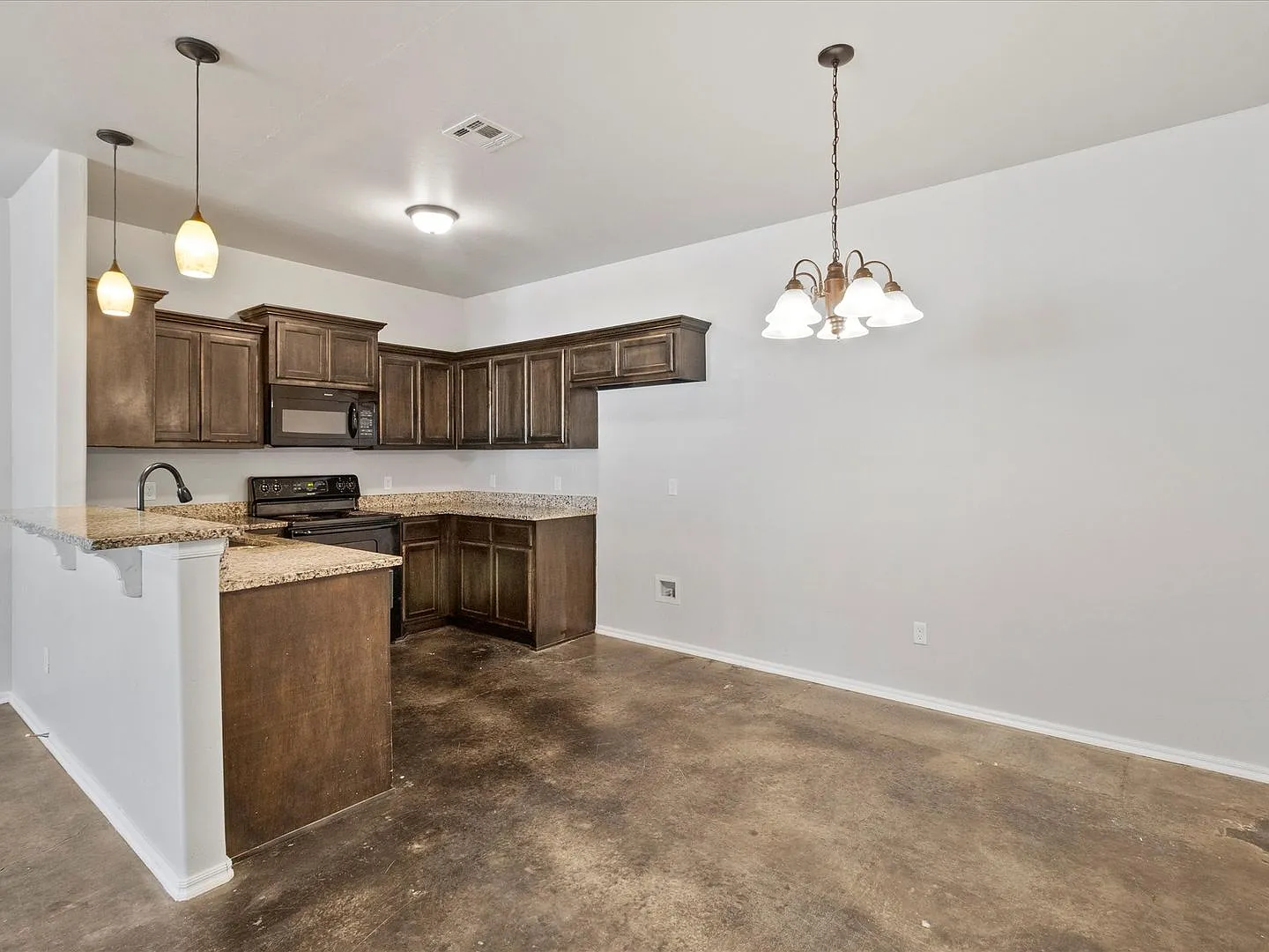 3br 2ba duplex with 2 car garage! — Photo 4
