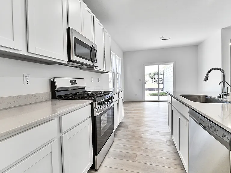 425 Eisenhower St — Photo 44