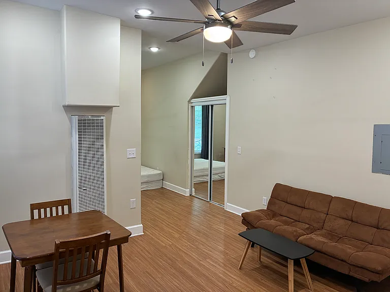 429 E Madison St #C — Photo 5
