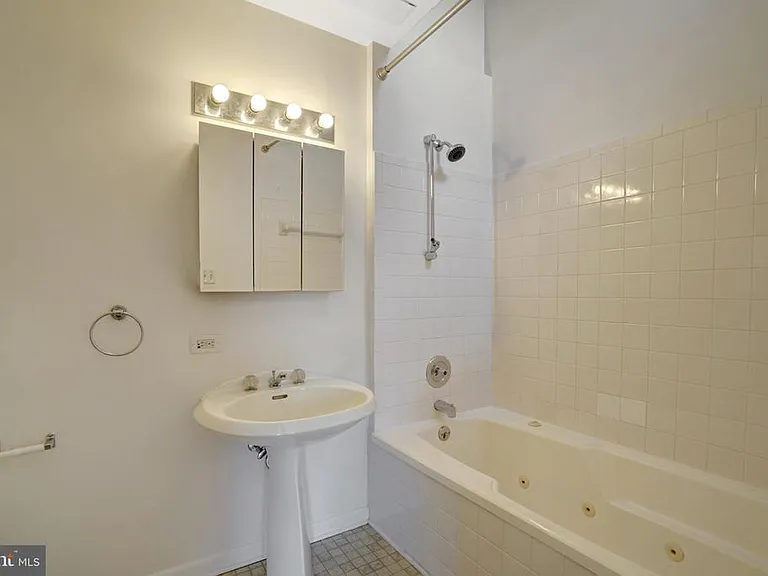 203 W Glendale Ave — Photo 61