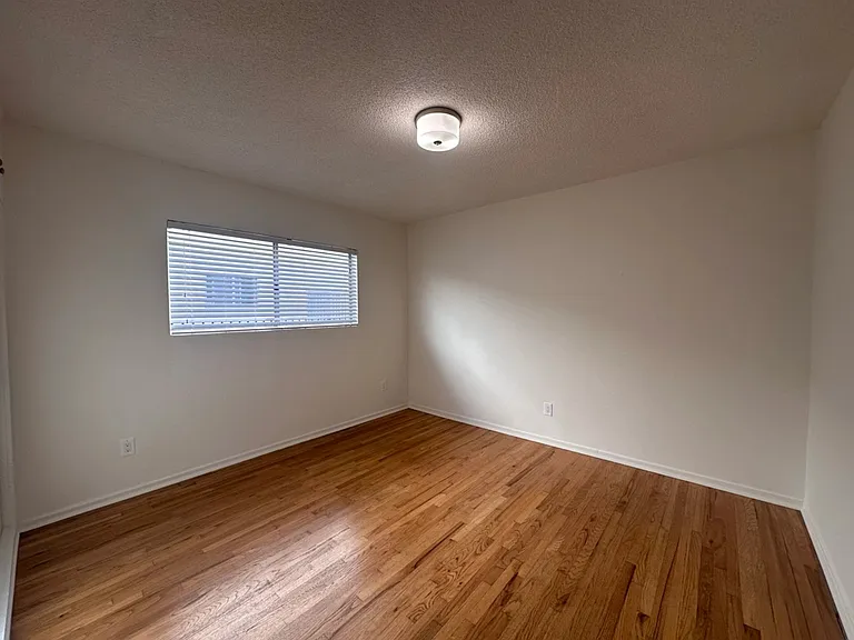 1219 Barry Ave #2 — Photo 10