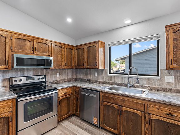 5th image of 602 Lodgepole St