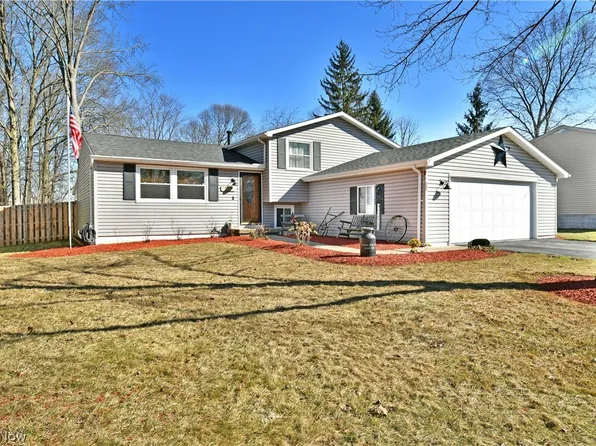 1317 Cedarwood Dr, Mineral Ridge, OH 44440