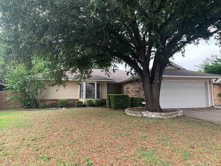 2621 Carrington Ln — Photo 1
