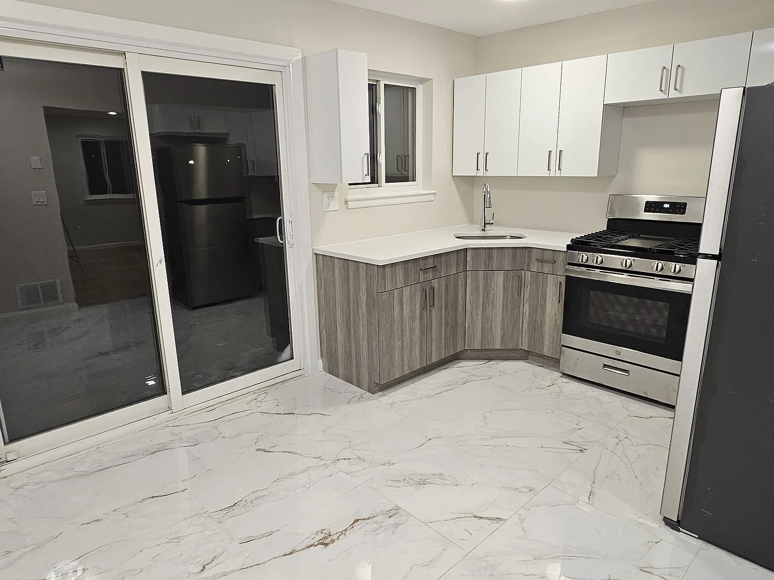 3 bed, 1000 sqft, $3,700 — Photo 4