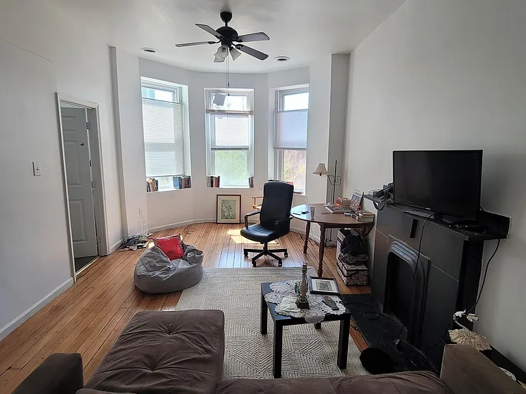 404 W Grace St #3 — Photo 2