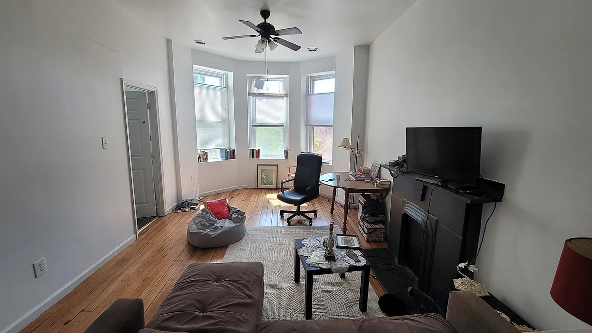 Building Photo - 404 W Grace St #3