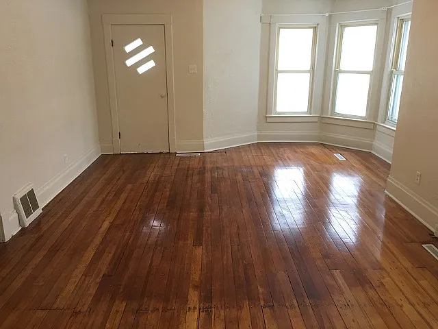 614 10th St NE — Photo 2