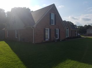 2401 Meadow Ridge Dr, Cordova, TN 38016