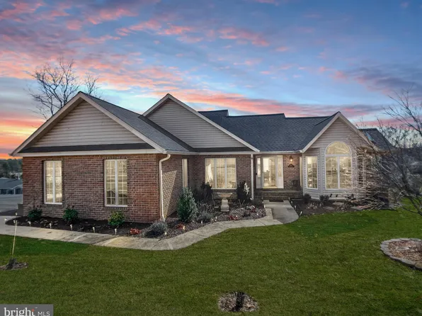 1612 Regal Dr, Sykesville, MD 21784