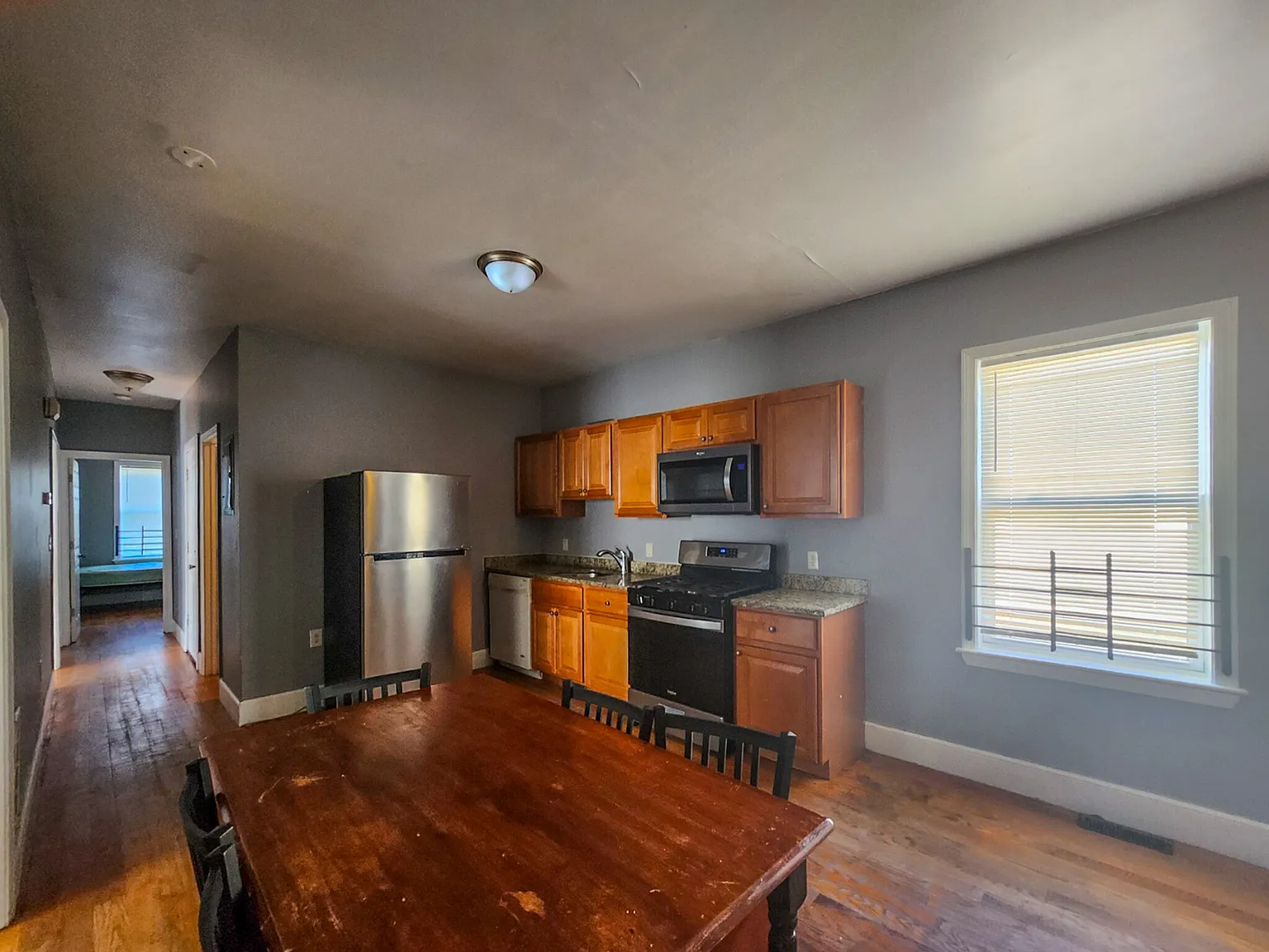 3 bed, 1.0 bath, 1100 sqft, $2,800 — Photo 2