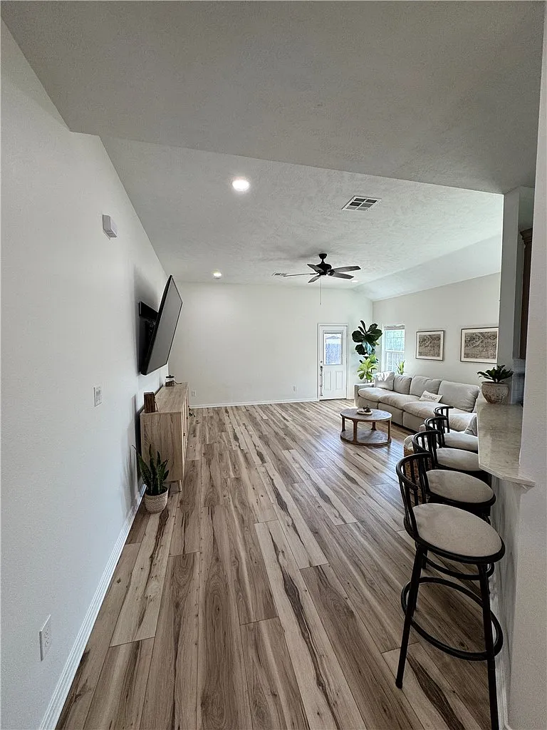 3 bed, 1599 sqft, $2,100 — Photo 2
