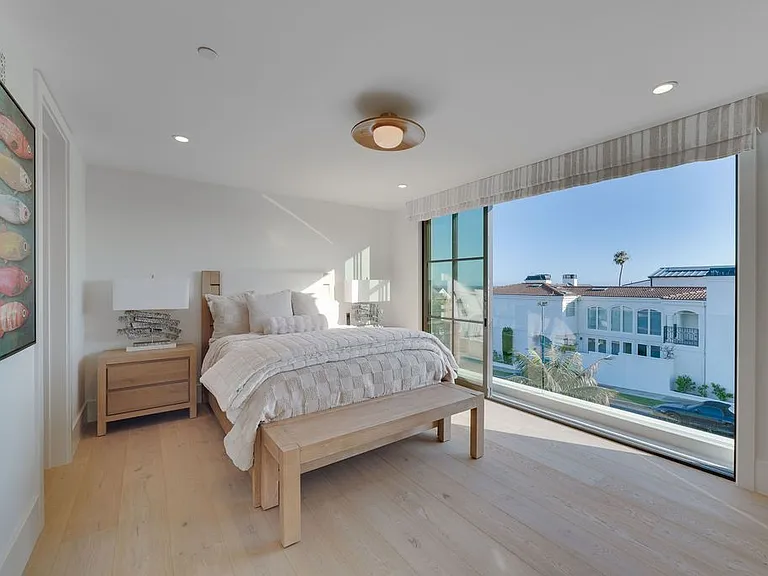 2820 Bayview Dr — Photo 24