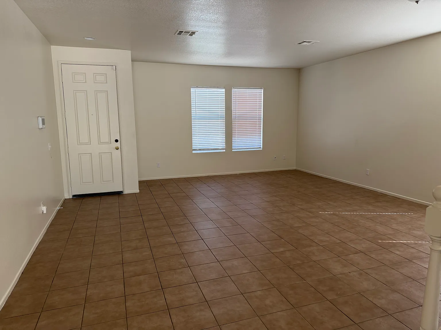 4 bed, 2607 sqft, $2,500 — Photo 2