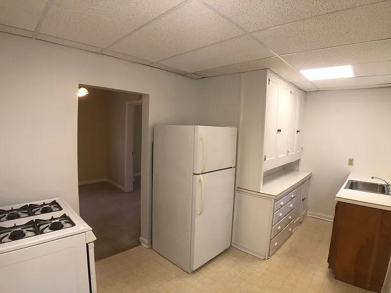 995 E Maiden St — Photo 11