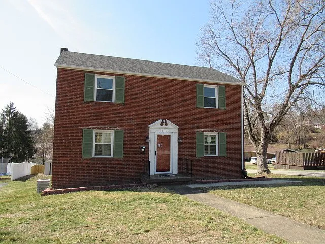 409 Derrick Ave photo 1