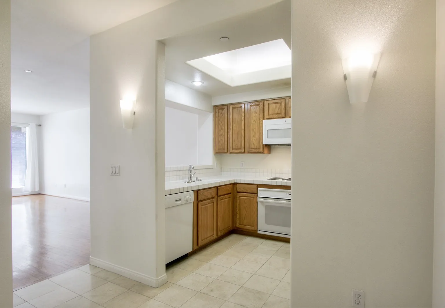Lovely One Bedroom Condo at Paseo Plaza in the Heart of Downtown San Jose — Photo 4