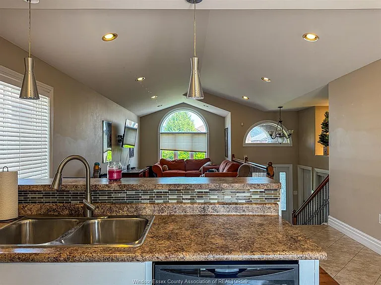 4583 Helsinki Cres — Photo 10