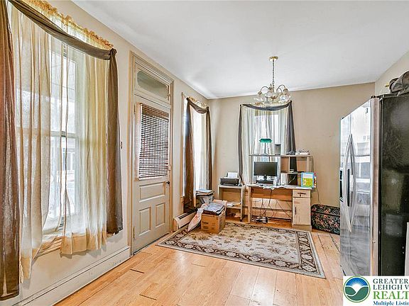 4th image of 174 N Chestnut St