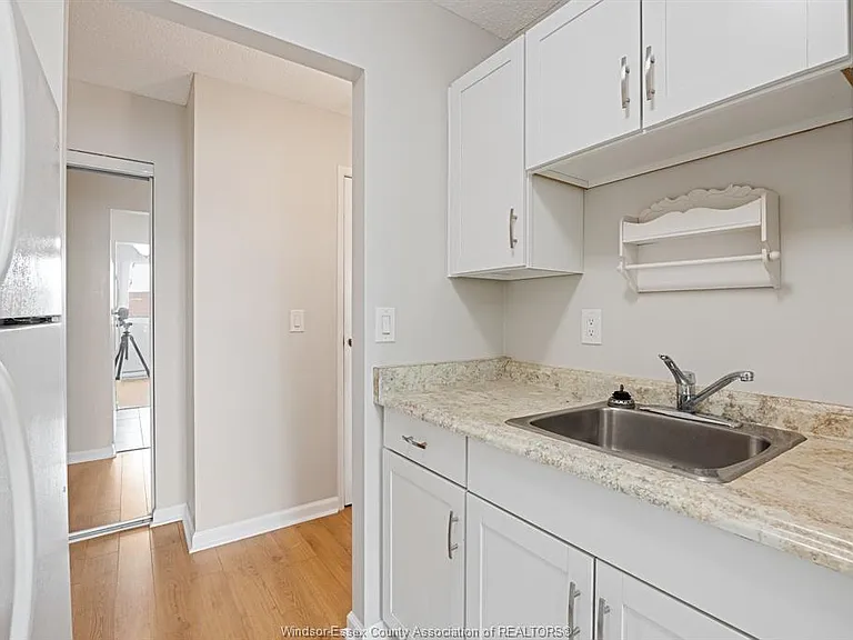 3950 Wyandotte St E #306 — Photo 11