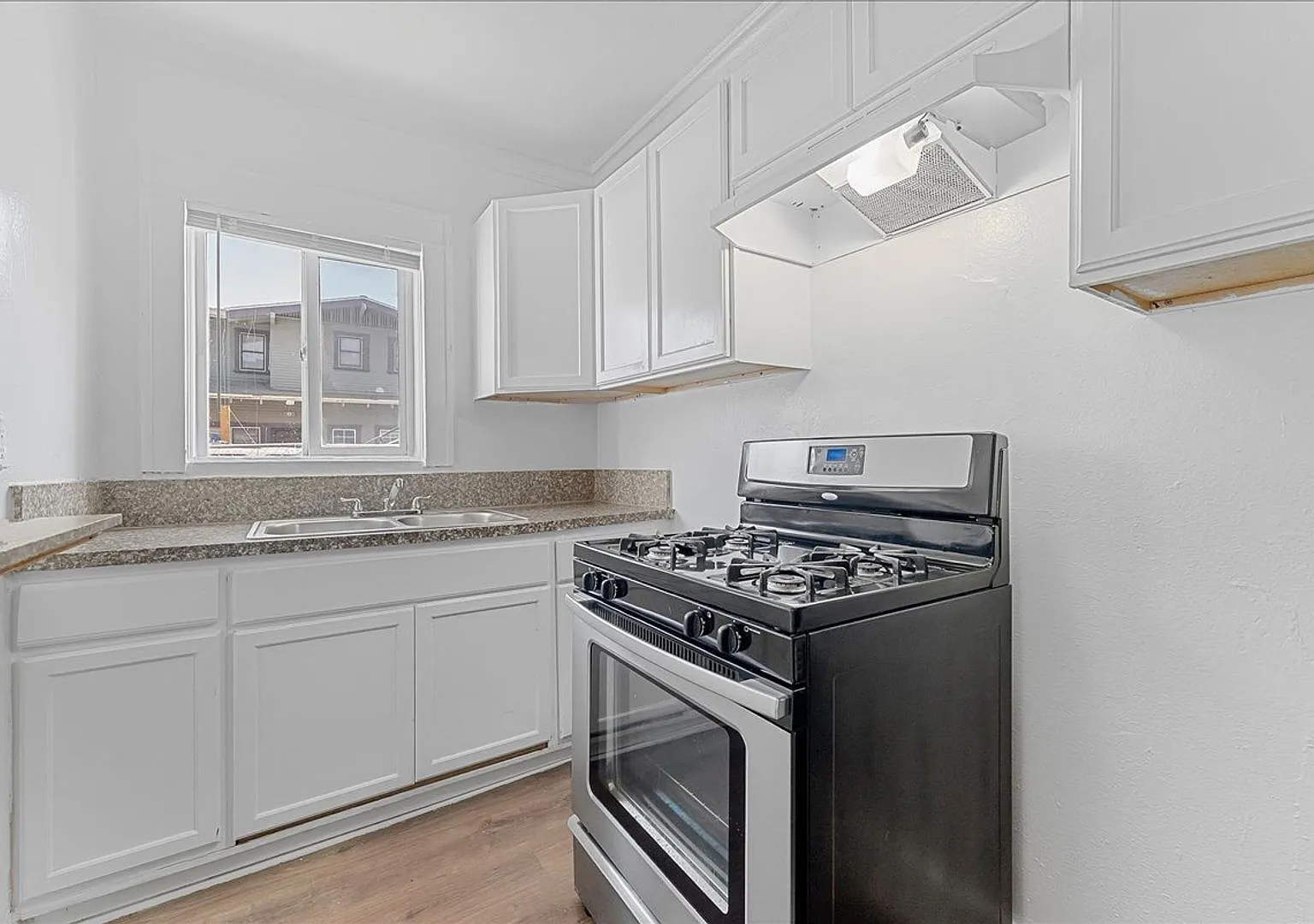 Beautiful Three Bedroom Apartment! — Photo 3