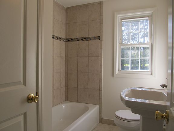 4th image of 207 Regina Ave