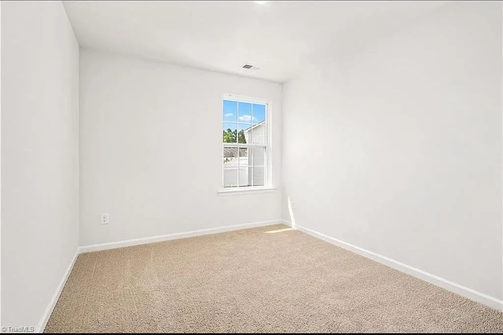 3 bed, 2.5 bath, 1429 sqft, $1,800 — Photo 4