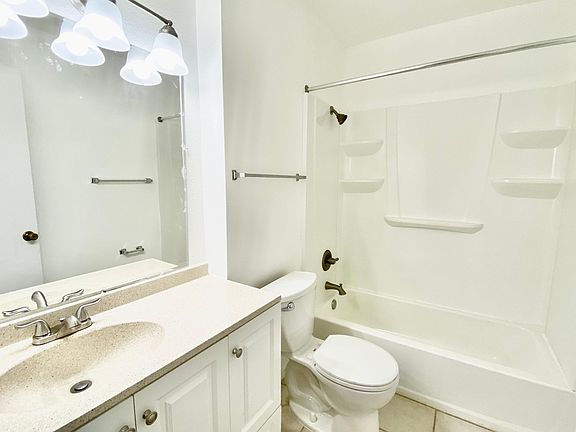 Guest Bath offers shower/tub combo
