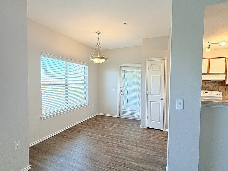 San Pedro Apartments — Photo 38