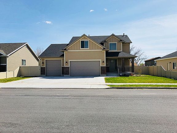 Full vinyl fence w/ privacy