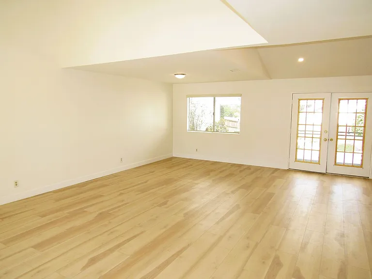 1099 W Ontario Ave — Photo 3
