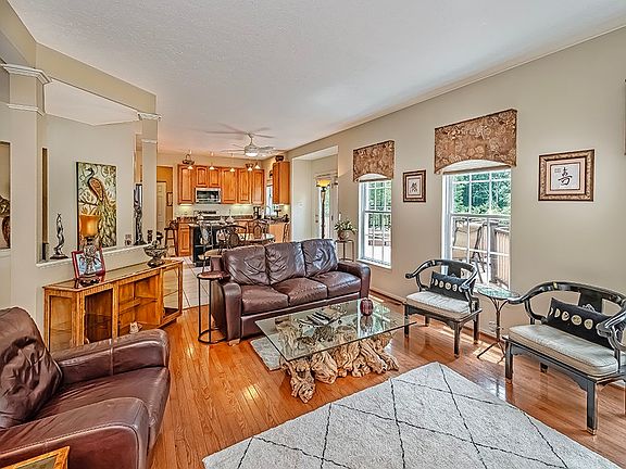 4th image of 208 Blossom Ct