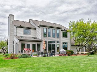 W144N6190 Rolling Ridge Dr, Menomonee Falls, WI 53051