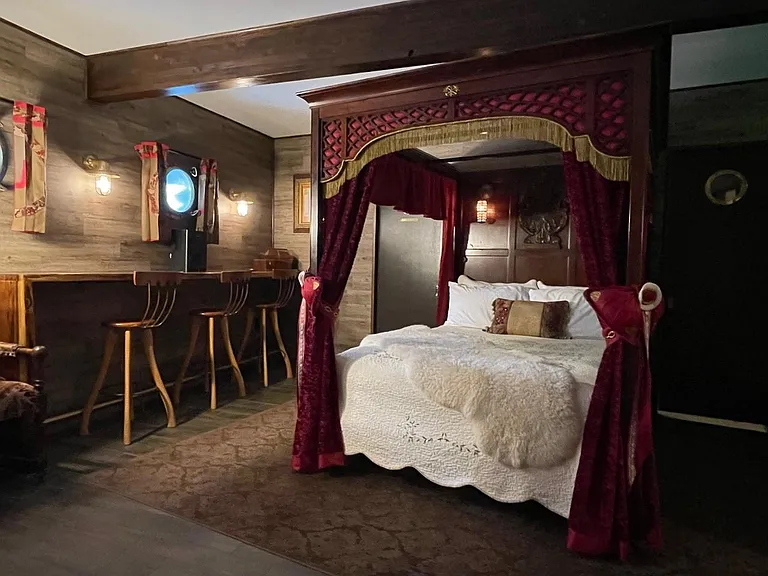 USS Utopia Bed