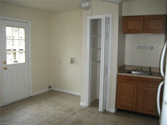 4th image of 1112 E Balview Ave #B