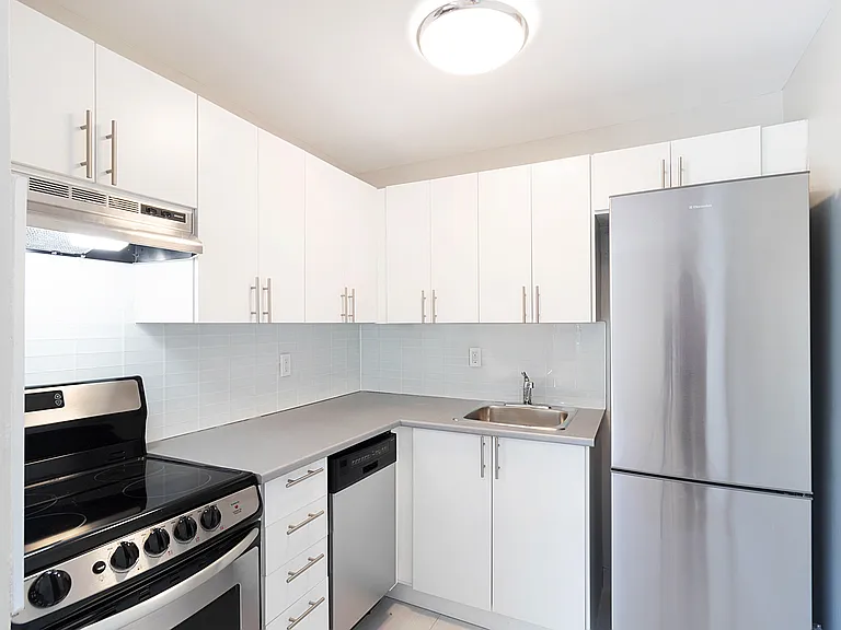 650 Waterloo St — Photo 17