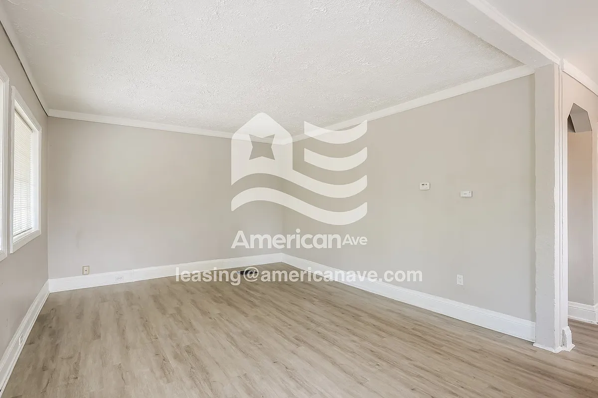 414723_002_living_room_13774931.jpg - 318 Purcell Ave