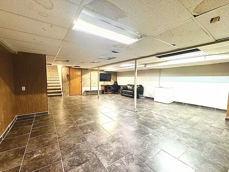 2868 Groves Dr — Photo 42