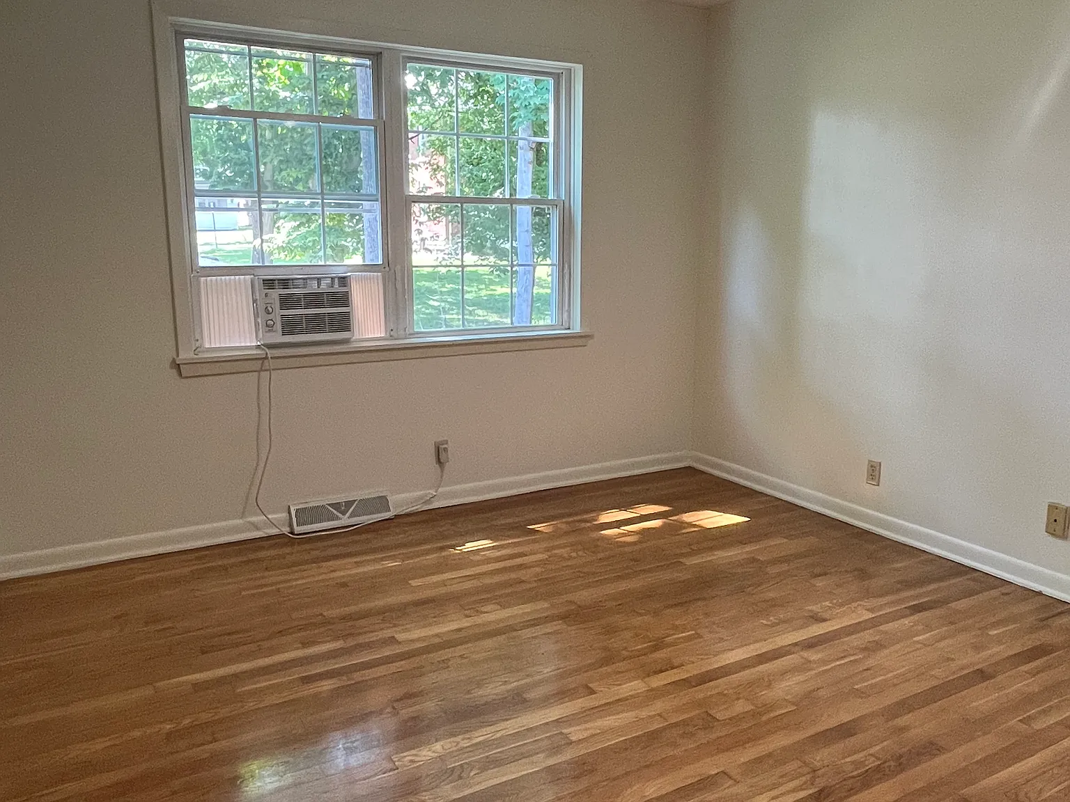 314 S Poplar St — Photo 4