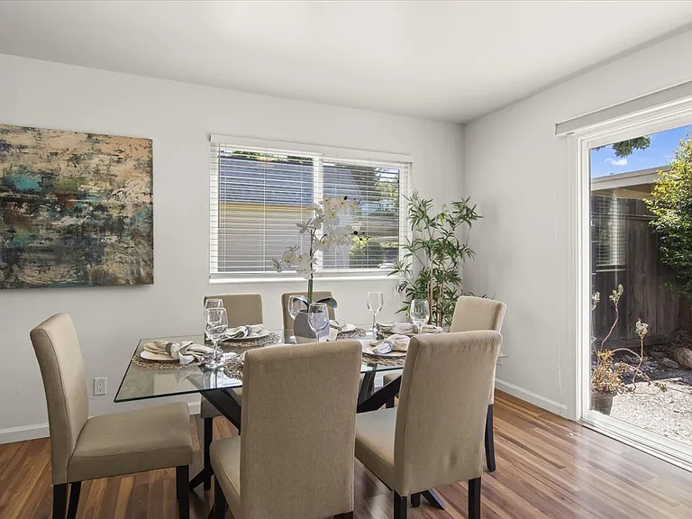 1811 Queen Victoria Way — Photo 9